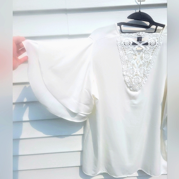 White Boho V-neck Top with Layered Flutter Sleeves size XL - Picture 8 of 9
